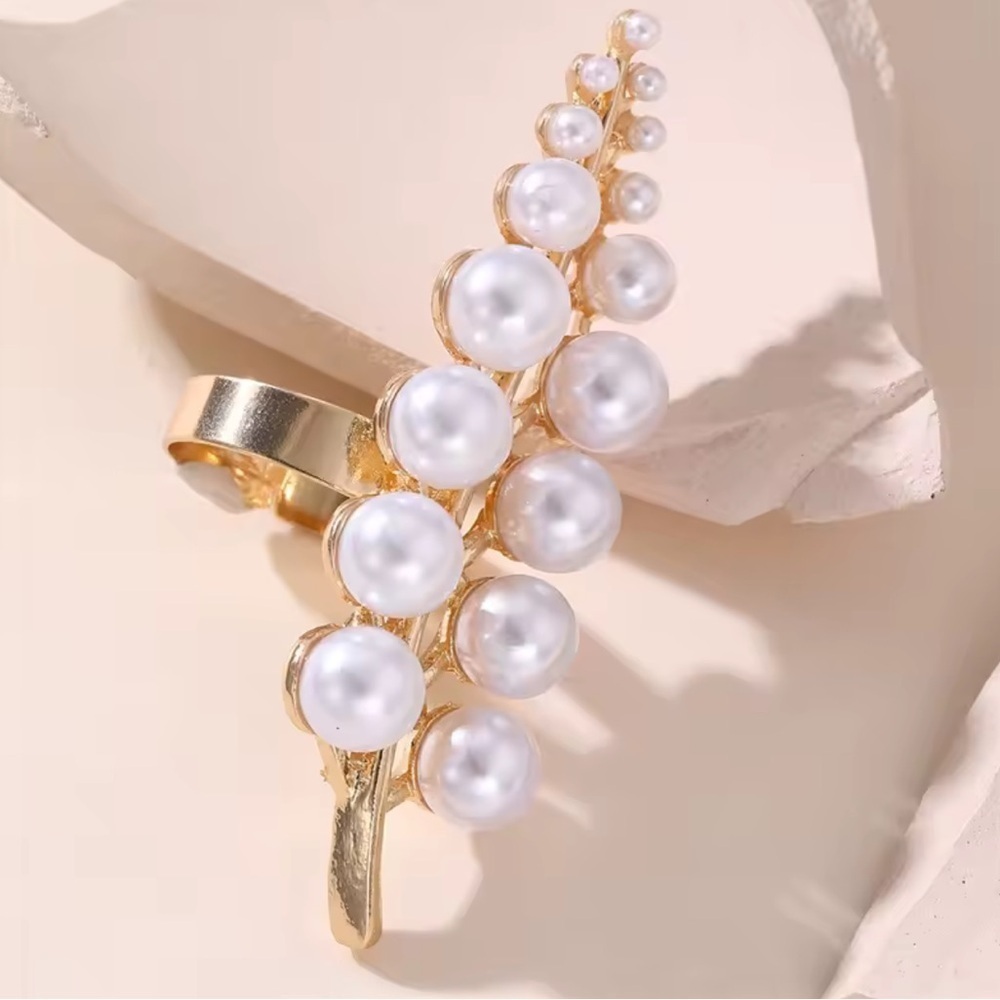 Zara model adjustable casual leaf 
Gold and Pearl Women's Ring - Picture 4 of 6